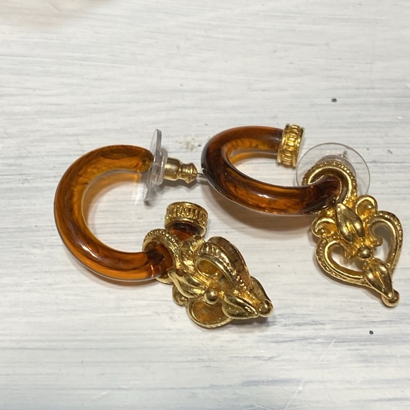 AVON Sienna Heart Collection pierced heart hoop Earrings - Picture 1 of 12